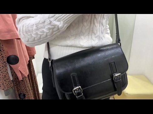 ❤️ Verejná masturbácia mladej sučky FeralBerry s robertkom v skúšobnej miestnosti Šukanie na nás ❌️
