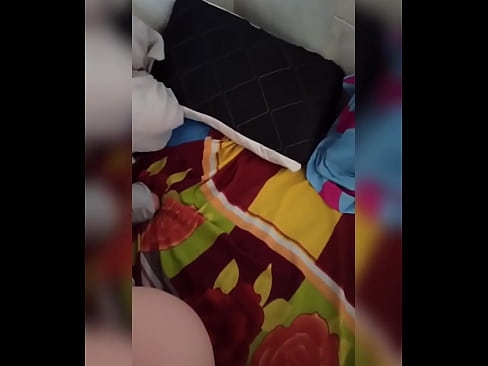 ❤️ Moja spolubývajúca zostáva doma sama, pretože jej manžel odchádza na dovolenku, a ja využijem príležitosť, aby som ju ošukal a naplnil jej zadok mliekom Šukanie na nás ❌️